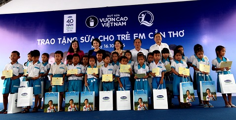 : Bà Nguyễn Thị Kim Ngân – Ủy viên Bộ Chính trị, Chủ tịch Quốc hội nước Cộng hòa Xã hội Chủ nghĩa Việt Nam, Bà Đào Hồng Lan, Uỷ viên dự khuyết BCH Trung ương Đảng, Thứ trưởng Bộ Lao động-Thương binh và Xã hội, Bà Mai Kiều Liên – Tổng Giám đốc công ty Vinamilk và các đại biểu trao tặng sữa cho các em học sinh trường tiểu học Giai Xuân 1, huyện Phong Điền, TP.Cần Thơ trong chương trình Quỹ Sữa Vươn Cao Việt Nam tại Cần Thơ